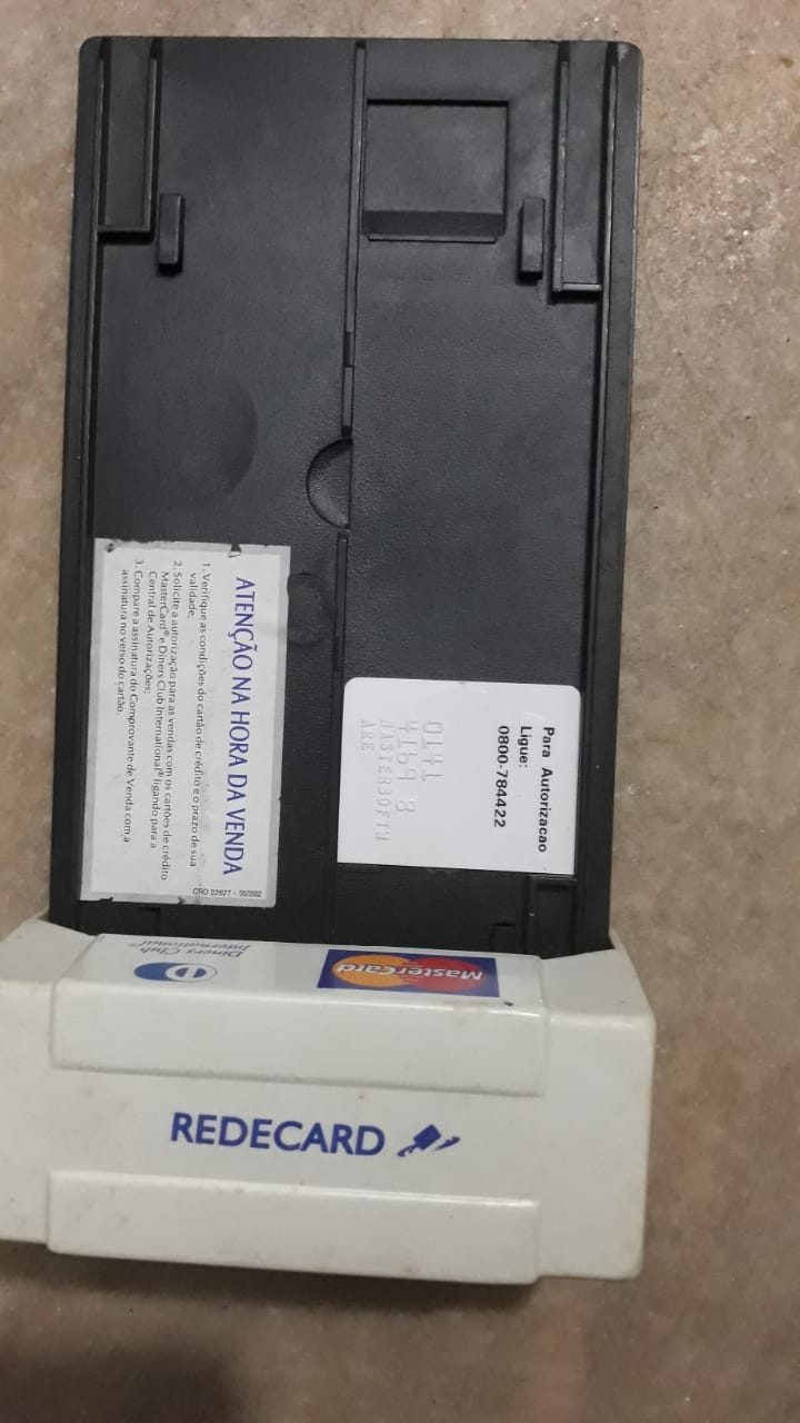 Maquininha de cartão manual Redecard, da época, guardada com a caixa original